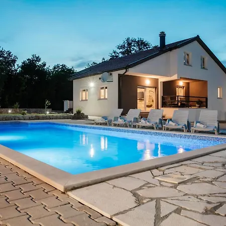 Jelena With Pool & Playground Ferienhaus *