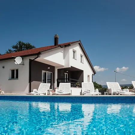 Jelena With Pool & Playground Ferienhaus *