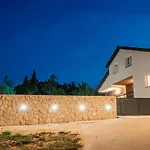 Jelena With Pool & Playground Casa vacanze