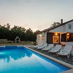 Jelena With Pool & Playground Casa vacanze *