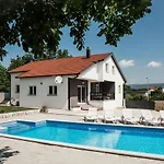 Jelena With Pool & Playground Casa vacanze Grubine