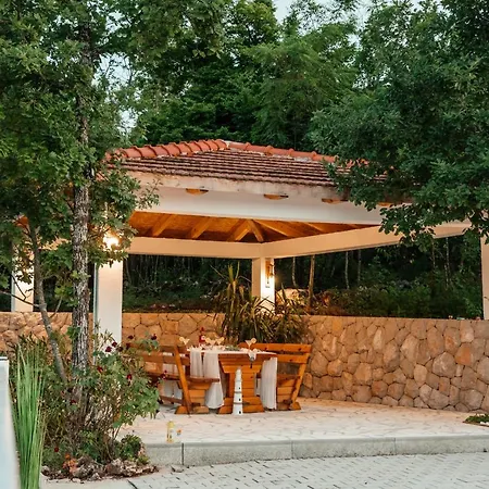 Prázdninový dům Jelena With Pool & Playground Grubine