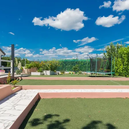 Jelena With Pool & Playground Casa vacanze
