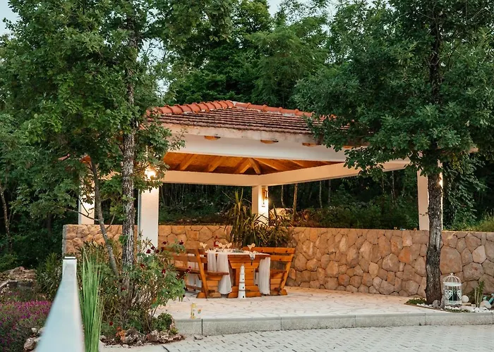 Feriehus Jelena With Pool & Playground Grubine